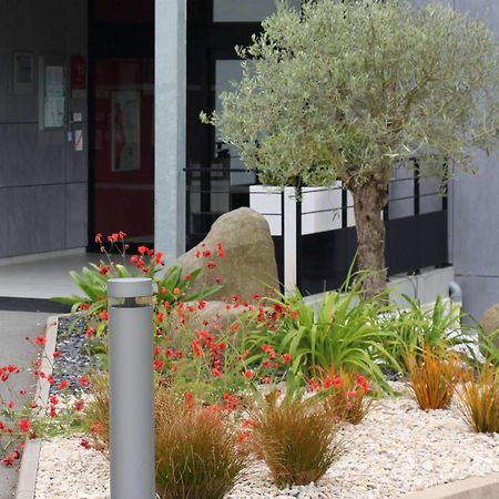 Hotel Ibis Guingamp Coeur De Bretagne Ploumagoar Exterior photo