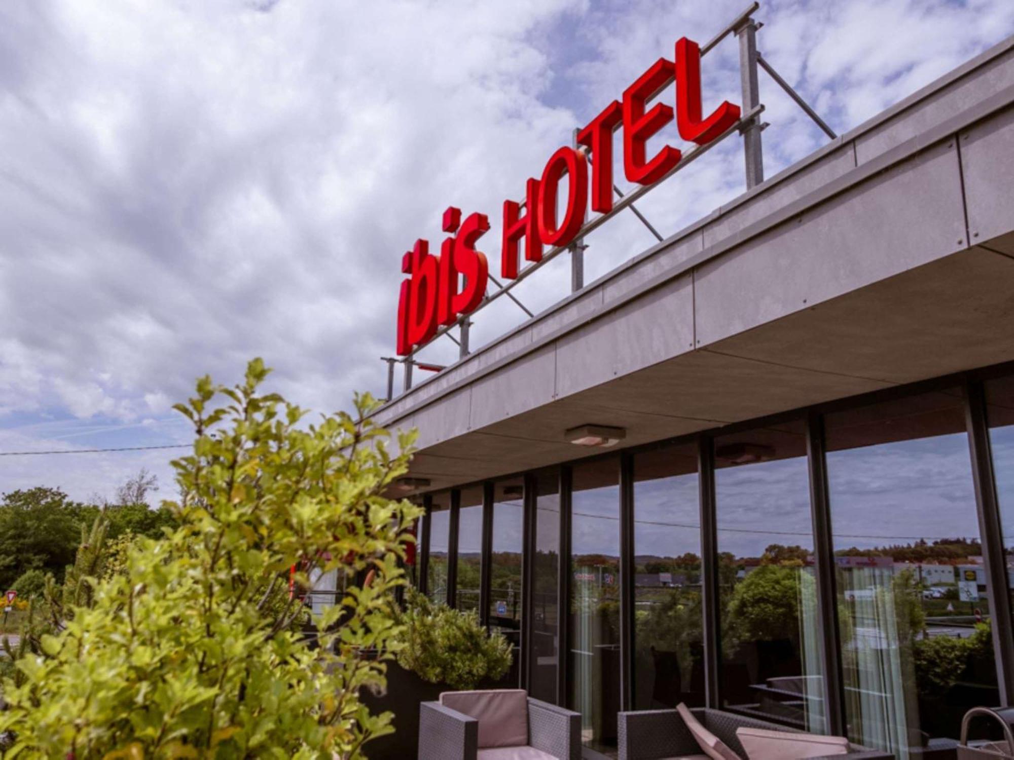 Hotel Ibis Guingamp Coeur De Bretagne Ploumagoar Exterior photo